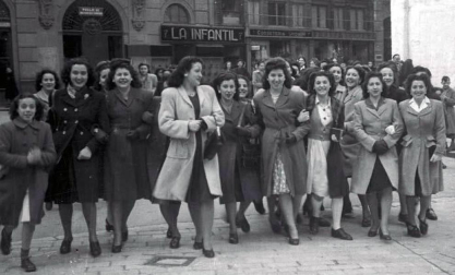 El Ayuntamiento de Pamplona inauguró la muestra en Condestable con fotografías que visibilizan la contribución de las mujeres para mantener en pie la sociedad.