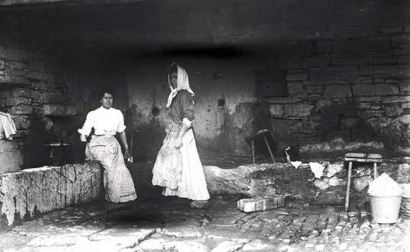 El Ayuntamiento de Pamplona inauguró la muestra en Condestable con fotografías que visibilizan la contribución de las mujeres para mantener en pie la sociedad.