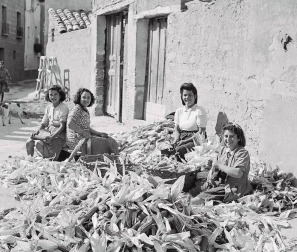 El Ayuntamiento de Pamplona inauguró la muestra en Condestable con fotografías que visibilizan la contribución de las mujeres para mantener en pie la sociedad.