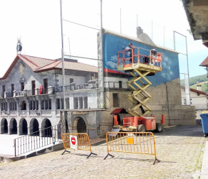 El artista Unai Ruiz ha creado un efecto visual en la pared trasera del frontón de la localidad navarra dando continuidad a la panorámica con su obra de arte.