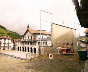 El artista Unai Ruiz ha creado un efecto visual en la pared trasera del frontón de la localidad navarra dando continuidad a la panorámica con su obra de arte.