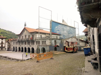 El artista Unai Ruiz ha creado un efecto visual en la pared trasera del frontón de la localidad navarra dando continuidad a la panorámica con su obra de arte.