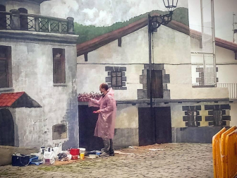 El artista Unai Ruiz ha creado un efecto visual en la pared trasera del frontón de la localidad navarra dando continuidad a la panorámica con su obra de arte.