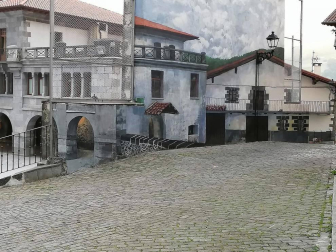 El artista Unai Ruiz ha creado un efecto visual en la pared trasera del frontón de la localidad navarra dando continuidad a la panorámica con su obra de arte.
