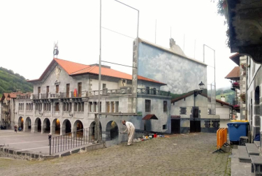 El artista Unai Ruiz ha creado un efecto visual en la pared trasera del frontón de la localidad navarra dando continuidad a la panorámica con su obra de arte.