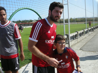 Karim Ansarifard, junto a un aficionado rojillo