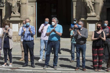 Representantes de todos los grupos municipales del Ayuntamiento de Pamplona, con el alcalde Enrique Maya a la cabeza, se han concentrado este lunes de manera silenciosa en la plaza Consistorial en solidaridad con las últimas víctimas de violencia machista.