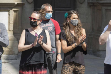 Representantes de todos los grupos municipales del Ayuntamiento de Pamplona, con el alcalde Enrique Maya a la cabeza, se han concentrado este lunes de manera silenciosa en la plaza Consistorial en solidaridad con las últimas víctimas de violencia machista.