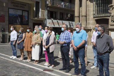 Representantes de todos los grupos municipales del Ayuntamiento de Pamplona, con el alcalde Enrique Maya a la cabeza, se han concentrado este lunes de manera silenciosa en la plaza Consistorial en solidaridad con las últimas víctimas de violencia machista.