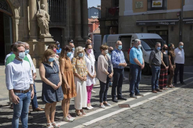 Representantes de todos los grupos municipales del Ayuntamiento de Pamplona, con el alcalde Enrique Maya a la cabeza, se han concentrado este lunes de manera silenciosa en la plaza Consistorial en solidaridad con las últimas víctimas de violencia machista.
