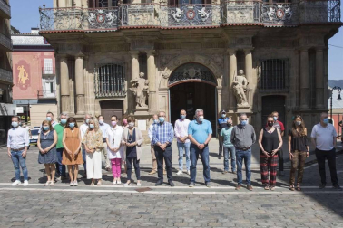 Representantes de todos los grupos municipales del Ayuntamiento de Pamplona, con el alcalde Enrique Maya a la cabeza, se han concentrado este lunes de manera silenciosa en la plaza Consistorial en solidaridad con las últimas víctimas de violencia machista.