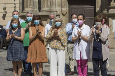Representantes de todos los grupos municipales del Ayuntamiento de Pamplona, con el alcalde Enrique Maya a la cabeza, se han concentrado este lunes de manera silenciosa en la plaza Consistorial en solidaridad con las últimas víctimas de violencia machista.