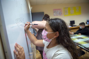 La covid afectó “especialmente a las familias gitanas, casi todas han sufrido casos”. Esto propició un clima de desconfianza que los programas de Educación tratan de mitigar. La Asociación no quiso “dejar frente al abismo” a su pueblo.