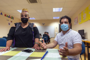 La covid afectó “especialmente a las familias gitanas, casi todas han sufrido casos”. Esto propició un clima de desconfianza que los programas de Educación tratan de mitigar. La Asociación no quiso “dejar frente al abismo” a su pueblo.