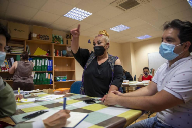 La covid afectó “especialmente a las familias gitanas, casi todas han sufrido casos”. Esto propició un clima de desconfianza que los programas de Educación tratan de mitigar. La Asociación no quiso “dejar frente al abismo” a su pueblo.