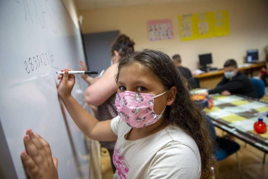 La covid afectó “especialmente a las familias gitanas, casi todas han sufrido casos”. Esto propició un clima de desconfianza que los programas de Educación tratan de mitigar. La Asociación no quiso “dejar frente al abismo” a su pueblo.