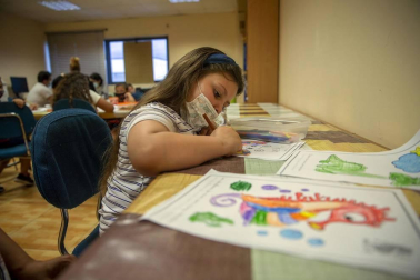 La covid afectó “especialmente a las familias gitanas, casi todas han sufrido casos”. Esto propició un clima de desconfianza que los programas de Educación tratan de mitigar. La Asociación no quiso “dejar frente al abismo” a su pueblo.
