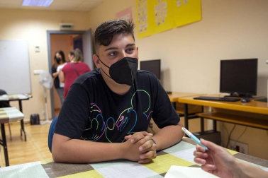 La covid afectó “especialmente a las familias gitanas, casi todas han sufrido casos”. Esto propició un clima de desconfianza que los programas de Educación tratan de mitigar. La Asociación no quiso “dejar frente al abismo” a su pueblo.
