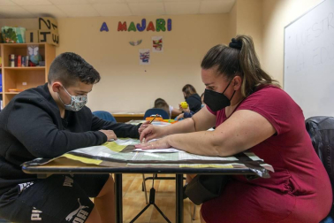 La covid afectó “especialmente a las familias gitanas, casi todas han sufrido casos”. Esto propició un clima de desconfianza que los programas de Educación tratan de mitigar. La Asociación no quiso “dejar frente al abismo” a su pueblo.