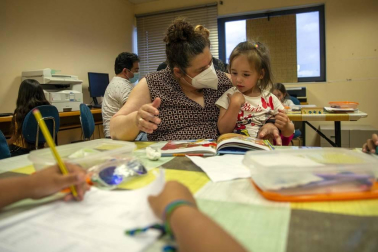 La covid afectó “especialmente a las familias gitanas, casi todas han sufrido casos”. Esto propició un clima de desconfianza que los programas de Educación tratan de mitigar. La Asociación no quiso “dejar frente al abismo” a su pueblo.