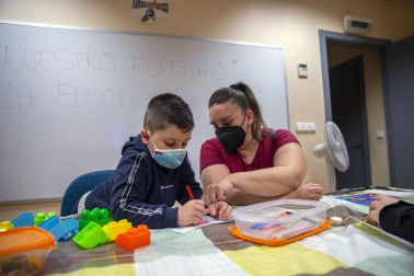 La covid afectó “especialmente a las familias gitanas, casi todas han sufrido casos”. Esto propició un clima de desconfianza que los programas de Educación tratan de mitigar. La Asociación no quiso “dejar frente al abismo” a su pueblo.