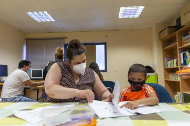 La covid afectó “especialmente a las familias gitanas, casi todas han sufrido casos”. Esto propició un clima de desconfianza que los programas de Educación tratan de mitigar. La Asociación no quiso “dejar frente al abismo” a su pueblo.