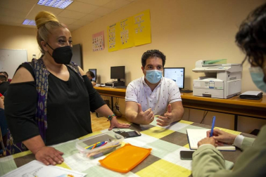 La covid afectó “especialmente a las familias gitanas, casi todas han sufrido casos”. Esto propició un clima de desconfianza que los programas de Educación tratan de mitigar. La Asociación no quiso “dejar frente al abismo” a su pueblo.