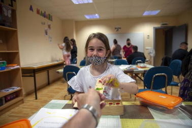 La covid afectó “especialmente a las familias gitanas, casi todas han sufrido casos”. Esto propició un clima de desconfianza que los programas de Educación tratan de mitigar. La Asociación no quiso “dejar frente al abismo” a su pueblo.