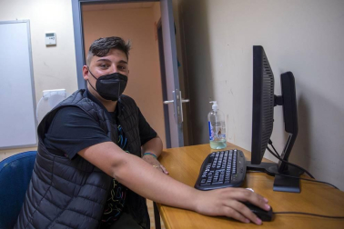 La covid afectó “especialmente a las familias gitanas, casi todas han sufrido casos”. Esto propició un clima de desconfianza que los programas de Educación tratan de mitigar. La Asociación no quiso “dejar frente al abismo” a su pueblo.