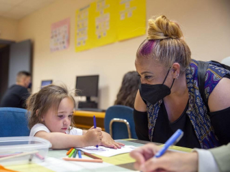 La covid afectó “especialmente a las familias gitanas, casi todas han sufrido casos”. Esto propició un clima de desconfianza que los programas de Educación tratan de mitigar. La Asociación no quiso “dejar frente al abismo” a su pueblo.
