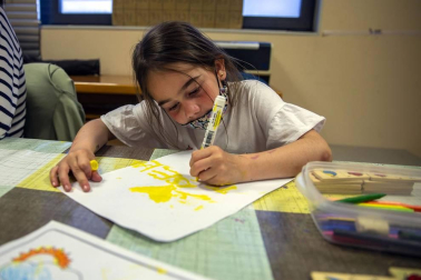 La covid afectó “especialmente a las familias gitanas, casi todas han sufrido casos”. Esto propició un clima de desconfianza que los programas de Educación tratan de mitigar. La Asociación no quiso “dejar frente al abismo” a su pueblo.