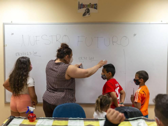 La covid afectó “especialmente a las familias gitanas, casi todas han sufrido casos”. Esto propició un clima de desconfianza que los programas de Educación tratan de mitigar. La Asociación no quiso “dejar frente al abismo” a su pueblo.