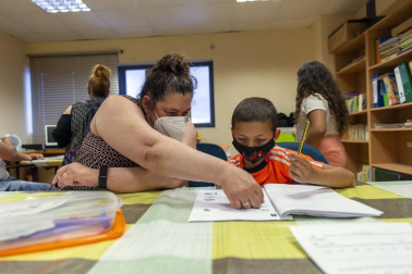 La covid afectó “especialmente a las familias gitanas, casi todas han sufrido casos”. Esto propició un clima de desconfianza que los programas de Educación tratan de mitigar. La Asociación no quiso “dejar frente al abismo” a su pueblo.