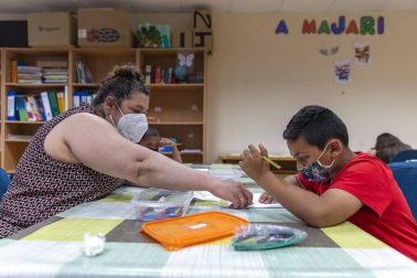 La covid afectó “especialmente a las familias gitanas, casi todas han sufrido casos”. Esto propició un clima de desconfianza que los programas de Educación tratan de mitigar. La Asociación no quiso “dejar frente al abismo” a su pueblo.