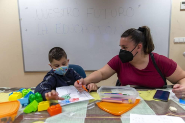La covid afectó “especialmente a las familias gitanas, casi todas han sufrido casos”. Esto propició un clima de desconfianza que los programas de Educación tratan de mitigar. La Asociación no quiso “dejar frente al abismo” a su pueblo.