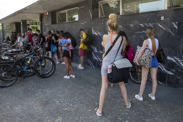 Se formaron colas en los accesos al Complejo Deportivo
