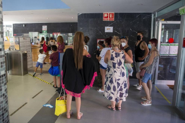 Se formaron colas en los accesos al Complejo Deportivo