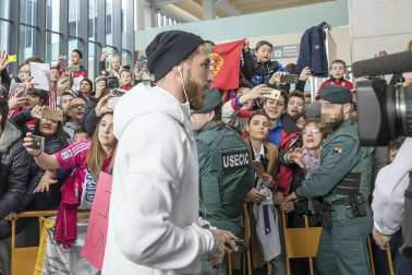 El central andaluz del Real Madrid, Sergio Ramos, anunció su adiós del conjunto blanco. El camero protagonizó varios episodios durante las visitas a Pamplona para enfrentarse a Osausna.