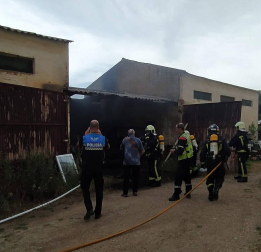 Fotos del incendio de material abandonado en una nave en la avenida del Instituto.