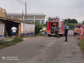 Fotos del incendio de material abandonado en una nave en la avenida del Instituto.