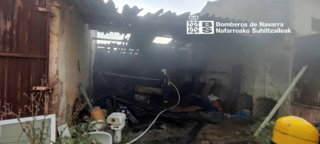Fotos del incendio de material abandonado en una nave en la avenida del Instituto.