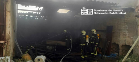 Fotos del incendio de material abandonado en una nave en la avenida del Instituto.