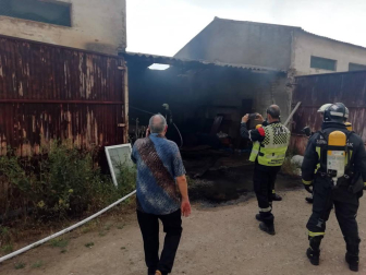 Fotos del incendio de material abandonado en una nave en la avenida del Instituto.