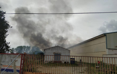 Fotos del incendio de material abandonado en una nave en la avenida del Instituto.