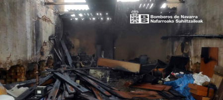 Fotos del incendio de material abandonado en una nave en la avenida del Instituto.