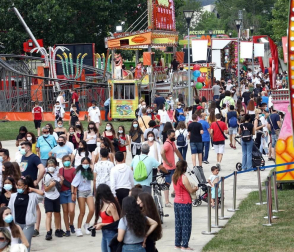 Todas las fotos de la apertura del recinto ferial en el parque de la Runa, en la Rochapea, este viernes