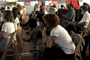 Las autoridades y familiares rindieron un sentido homenaje a los vecinos fallecidos desde el inicio de la pandemia.