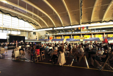 Las autoridades y familiares rindieron un sentido homenaje a los vecinos fallecidos desde el inicio de la pandemia.