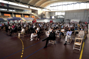 Las autoridades y familiares rindieron un sentido homenaje a los vecinos fallecidos desde el inicio de la pandemia.