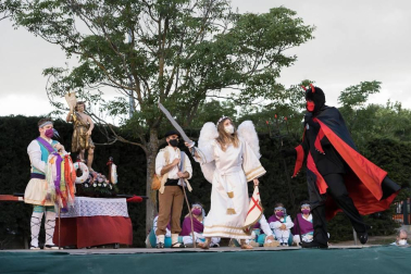 El barrio de Lourdes volvió a celebrar este sábado su Paloteado tras tener que cancelarse el año pasado por la pandemia